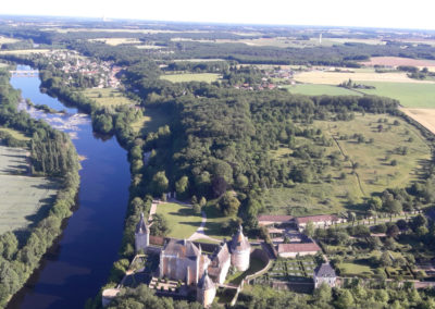 vol au-dessus du chateau de Touffou dans la Vienne (86) pendant un vol decouverte en paramoteur