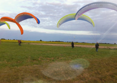 il faut jouer avec sa voile dans le vent pour se préparer au décollage paramoteur