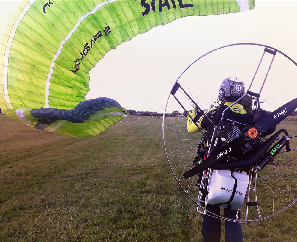 Fabien s'entraine avec la voile Kougar de Niviuk à la technique de gonflage cobra