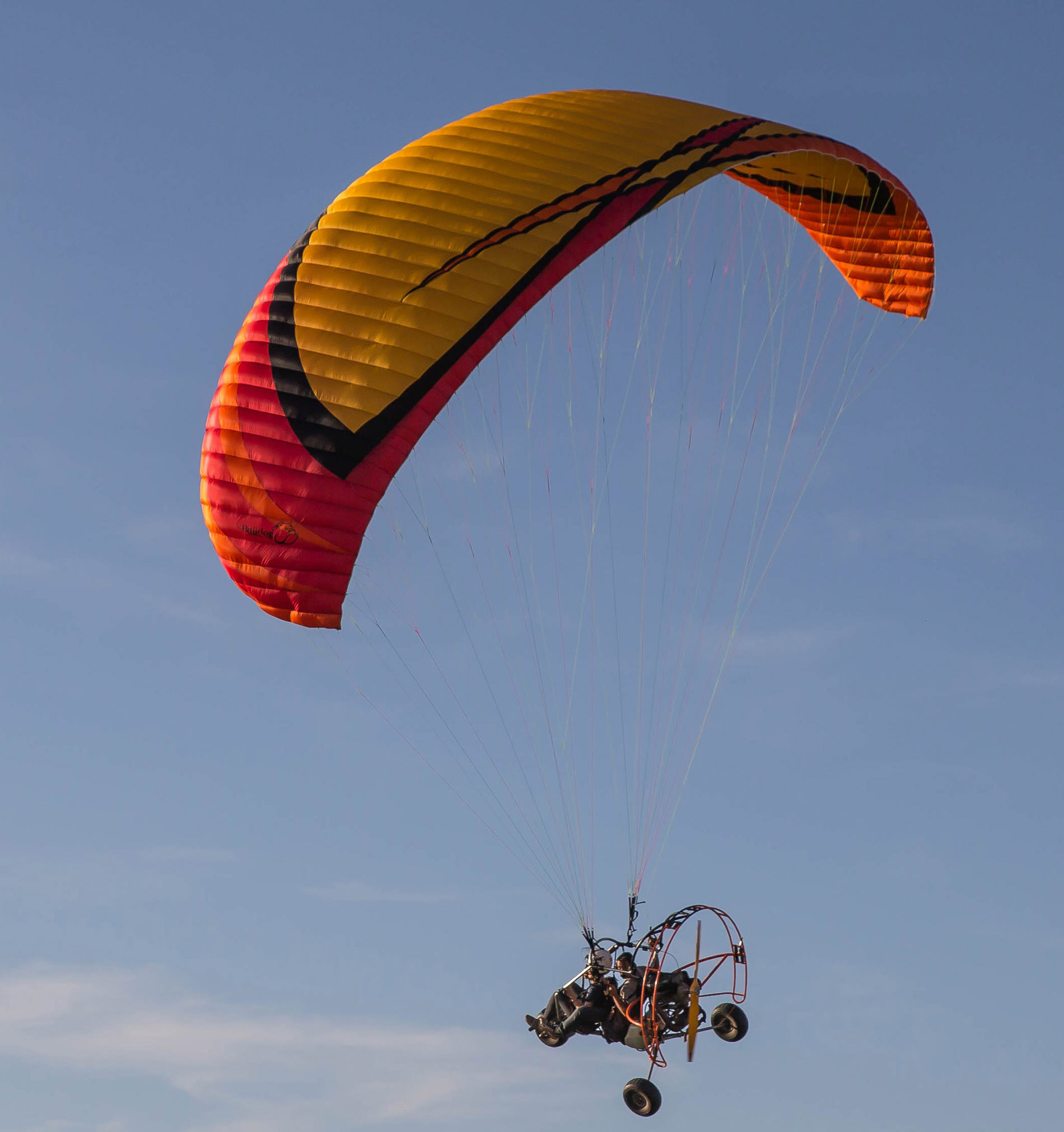 la fin du baptême de l'air s'effectue moteur coupé comme en parapente