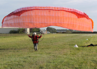 technique de décollage en gonflant la voile parapente Gin glider