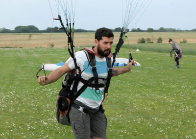 Découverte du parapente et premier gonflage de Simon au debut de sa formation paramoteur