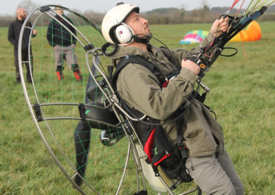 David gonfle face à sa voile pour décoller avec le Macfly Atom 80 Vittorazi